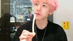 伯贤视频,魅力四溢的舞台瞬间，带你领略K-pop巨星的风采